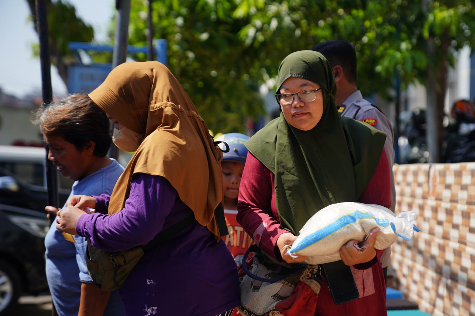 Foto 5 dari 10: Bersama Disdag, PPI Siapkan 500 Kilogram Beras Selama Gelar Operasi Pasar