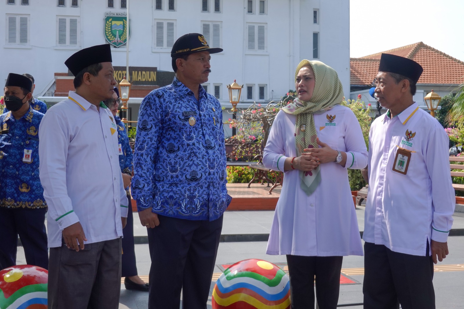 Foto 3 dari 6: Berangkatkan Pentasharufan Beras Zakat Fitrah Ke 27 Kelurahan, Wali Kota Harap Bawa Berkah Bagi Masyarakat