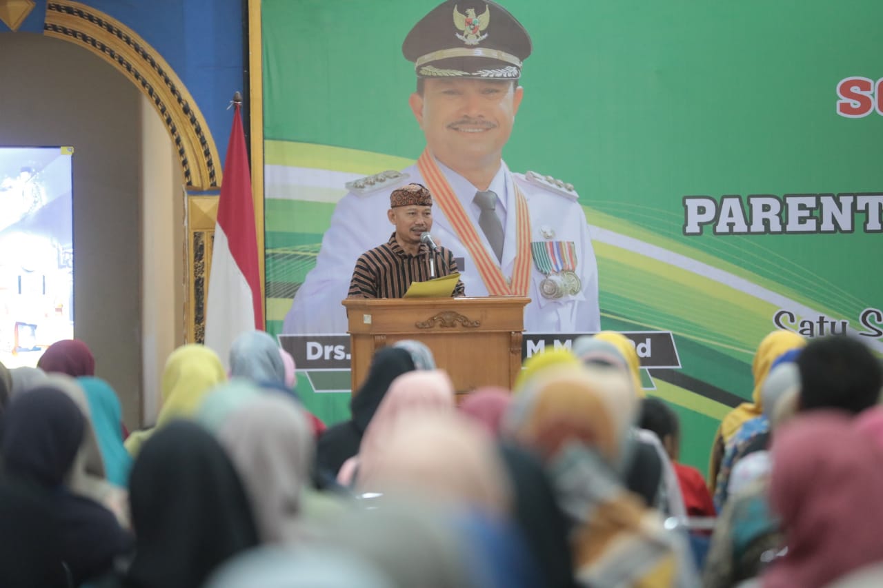 Foto 4 dari 8: Beri Arahan Parenting ke Orang Tua Siswa, Wali Kota Sampaikan Pentingnya Pendidikan Keluarga