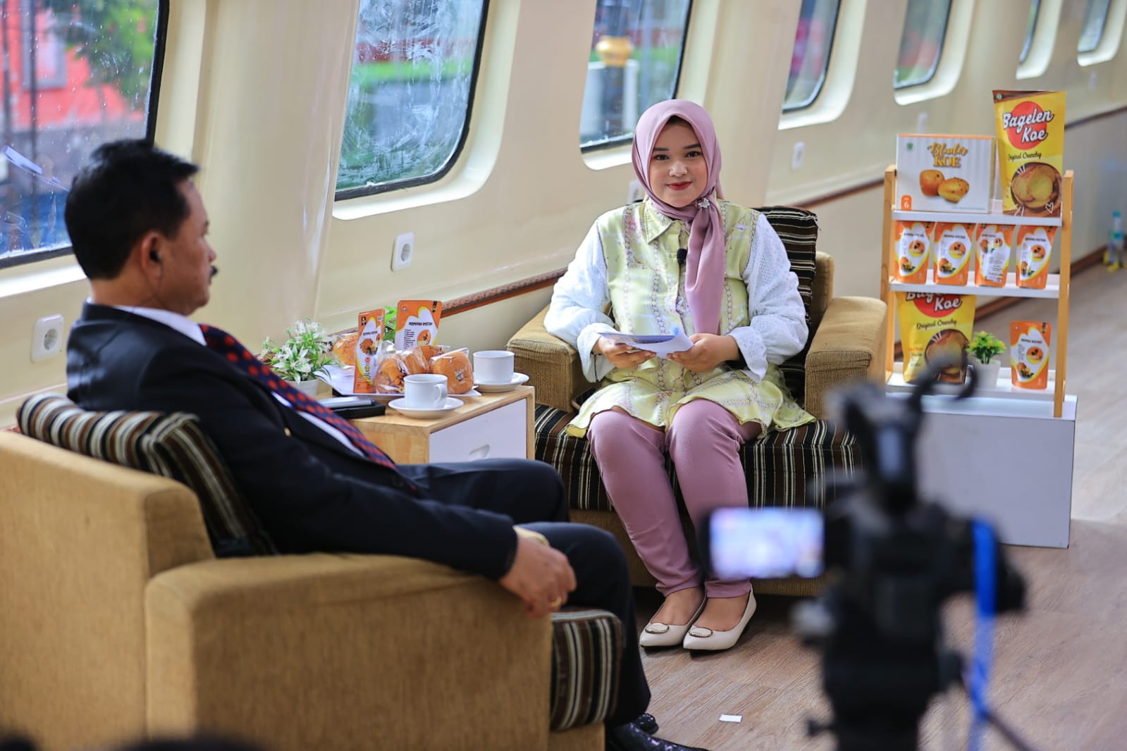 Foto 3 dari 9: Wali Kota Menyapa di Whoosh, Bahas Rahasia Stabilitas Kota Setelah Pemungutan Suara Hingga Promosi Produk UMKM Unggulan