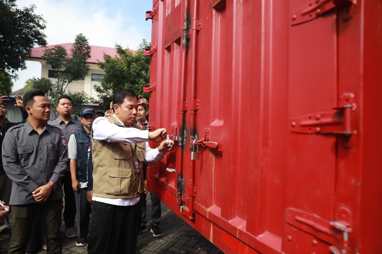 Foto 5 dari 10: H-2 Pemilu, KPU Distribusikan Logistik Pemungutan Suara Ke Kelurahan
