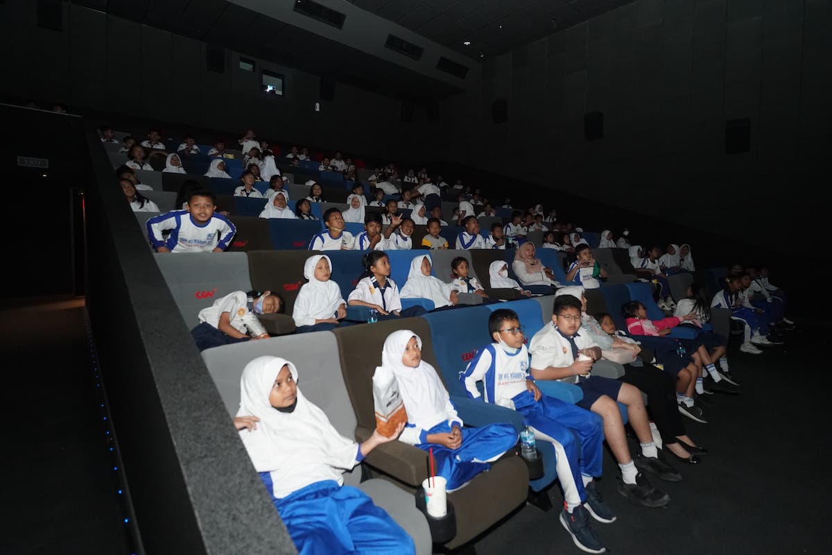Foto 2 dari 9: Tumbuhkan Karakter Optimis dan Saling Menghargai Antar Sesama, SDN Endrakila Ajak Siswa Nobar Film di Bioskop