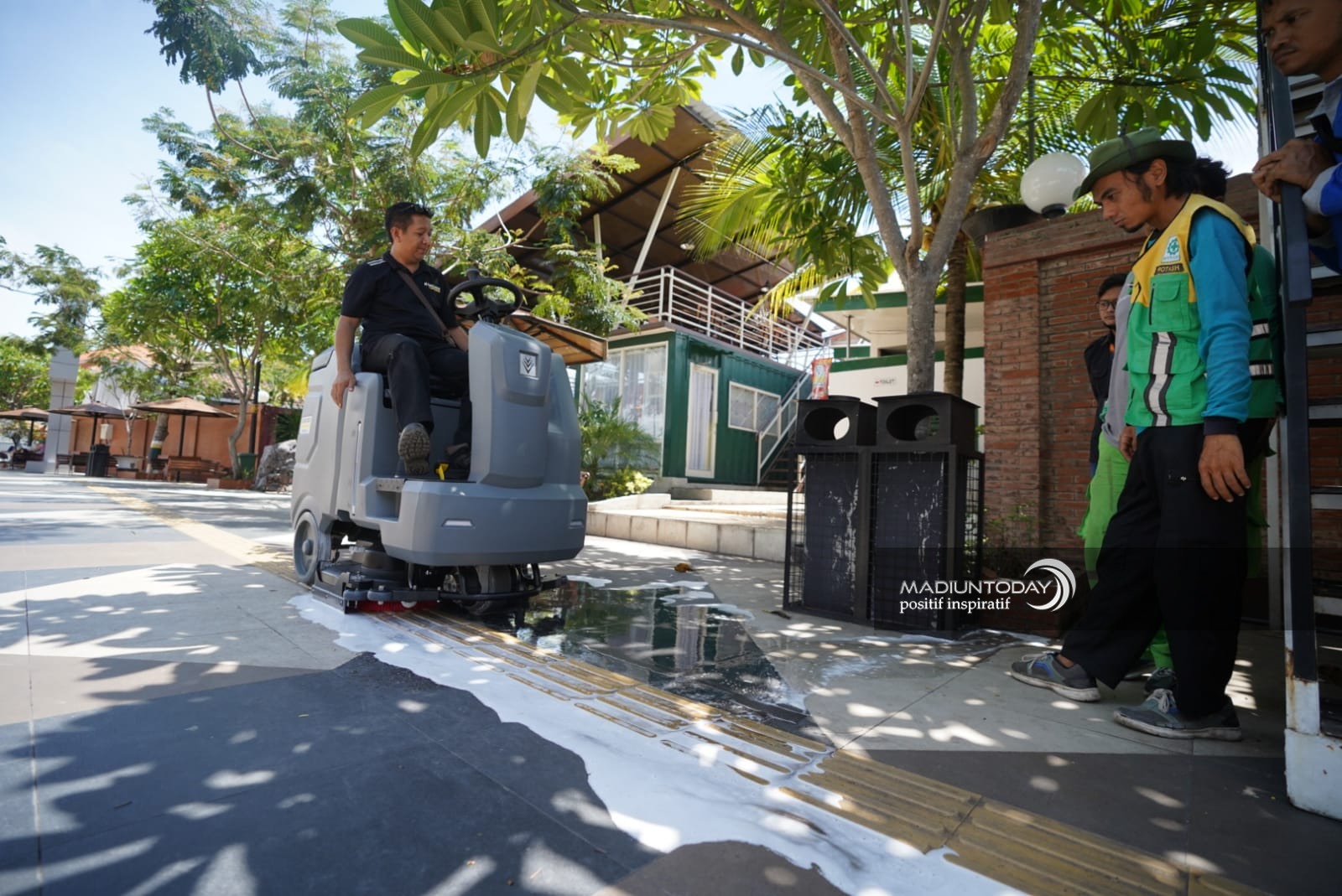 Foto 5 dari 8: Tambah Mesin Pel Listrik, Pembersihan Kawasan Sumber Wangi dan PRC Jadi Lebih Efisien