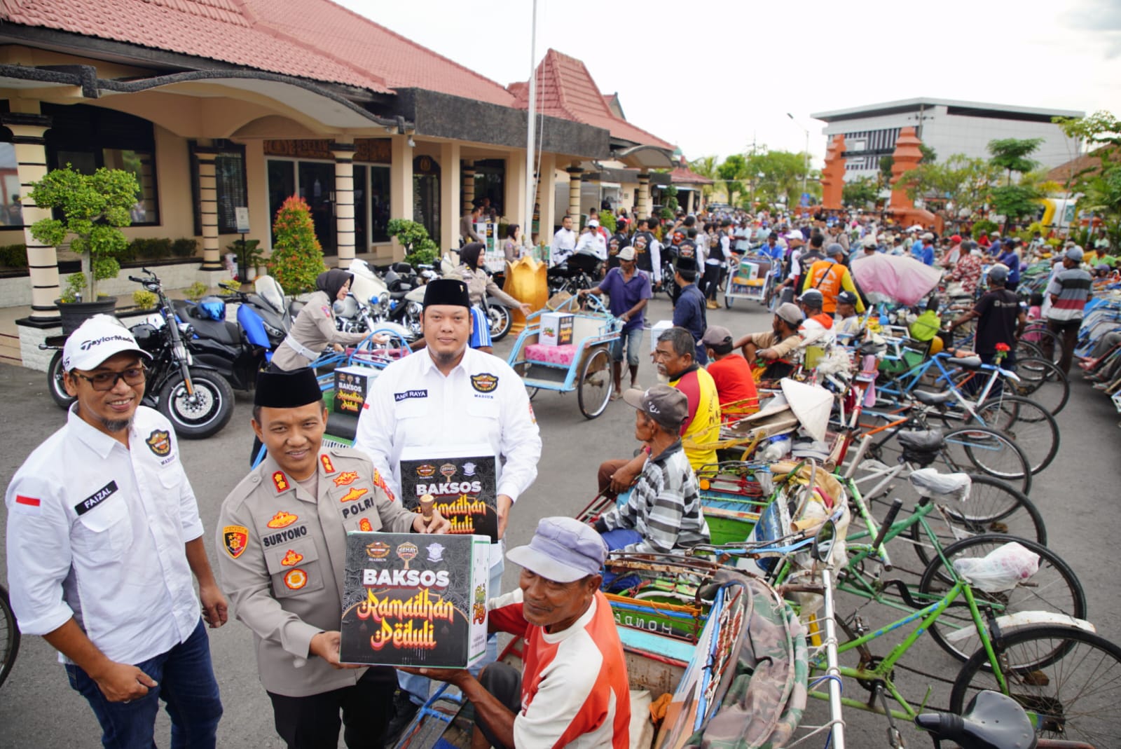 Saling Berbagi, Polres Madiun Kota Bersama HDCI Gelar Bakti Sosial