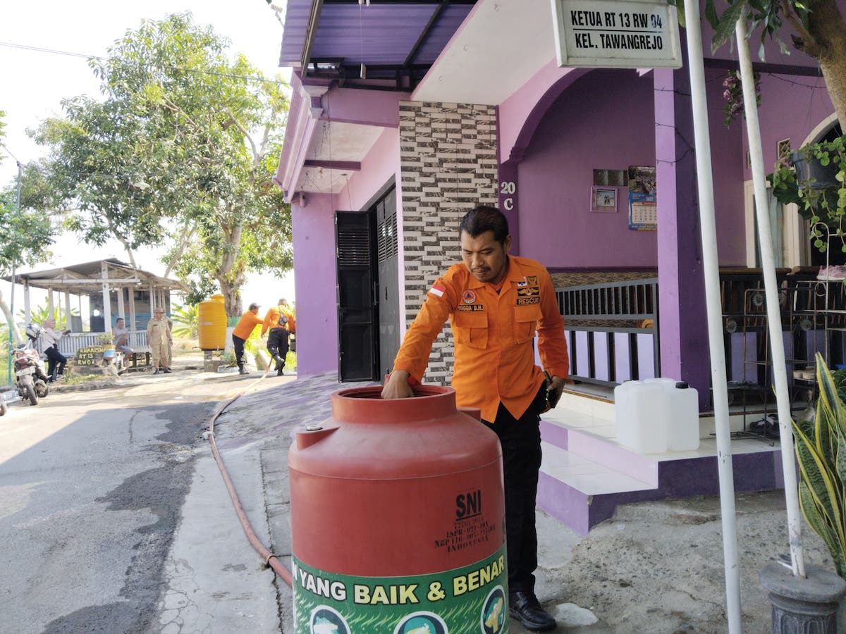 Foto 5 dari 5: Bantu Penuhi Kebutuhan Air Bersih, BPBD Terjunkan Dua Truk Tangki Di Tawangrejo Dan Kelun
