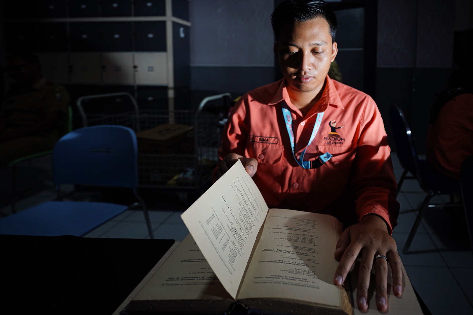 Foto 7 dari 7: Lindungi Arsip Kuno, Dispusip Lakukan Digitalisasi Koleksi Langka