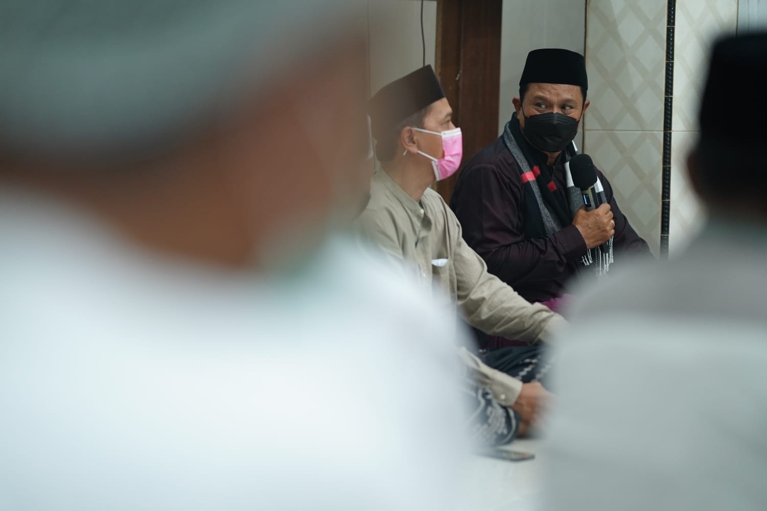 Foto 3 dari 10: Salat Isya di Musala Nur Hidayah Kelurahan Banjarejo, Wali Kota Pesan Jaga Kesehatan Lingkungan