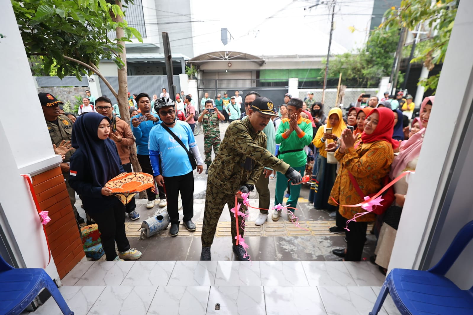 Foto 2 dari 9: Sembari Bersepeda, Wali Kota Cek Pavingisasi dan Resmikan Fasum