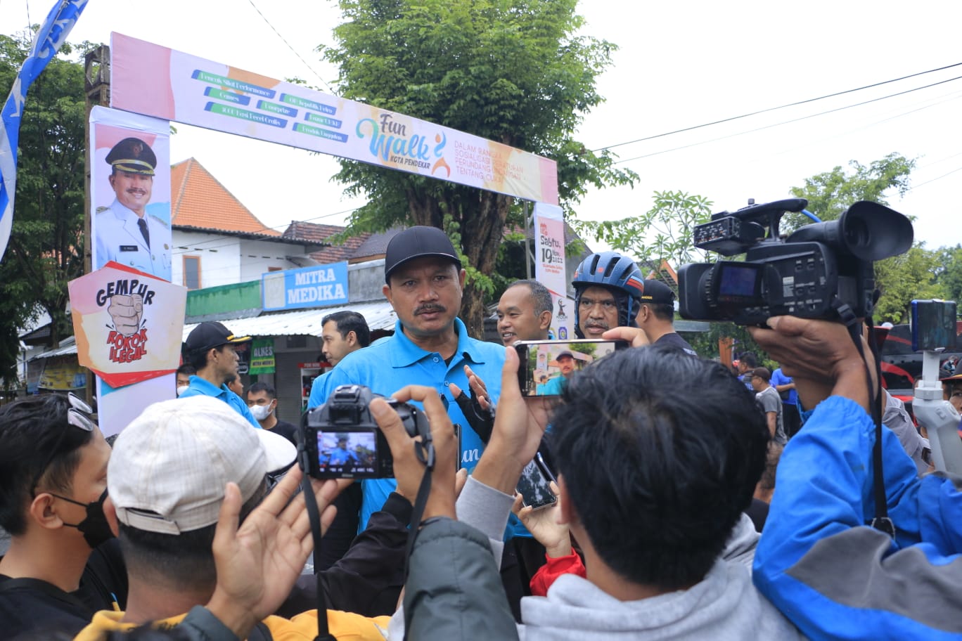 Foto 8 dari 10: Berangkatkan Peserta Fun Walk, Wali Kota Apresiasi Semangat Peserta