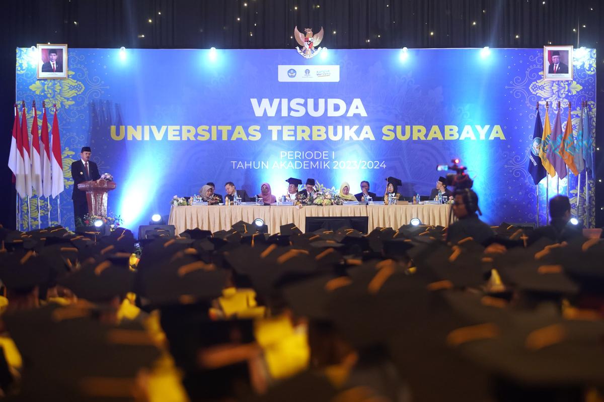 Foto 6 dari 9: Jadi Lulusan Perdana Program Studi S3 Doktor Administrasi Publik, Wali Kota Dapat Penghargaan dari UT Surabaya