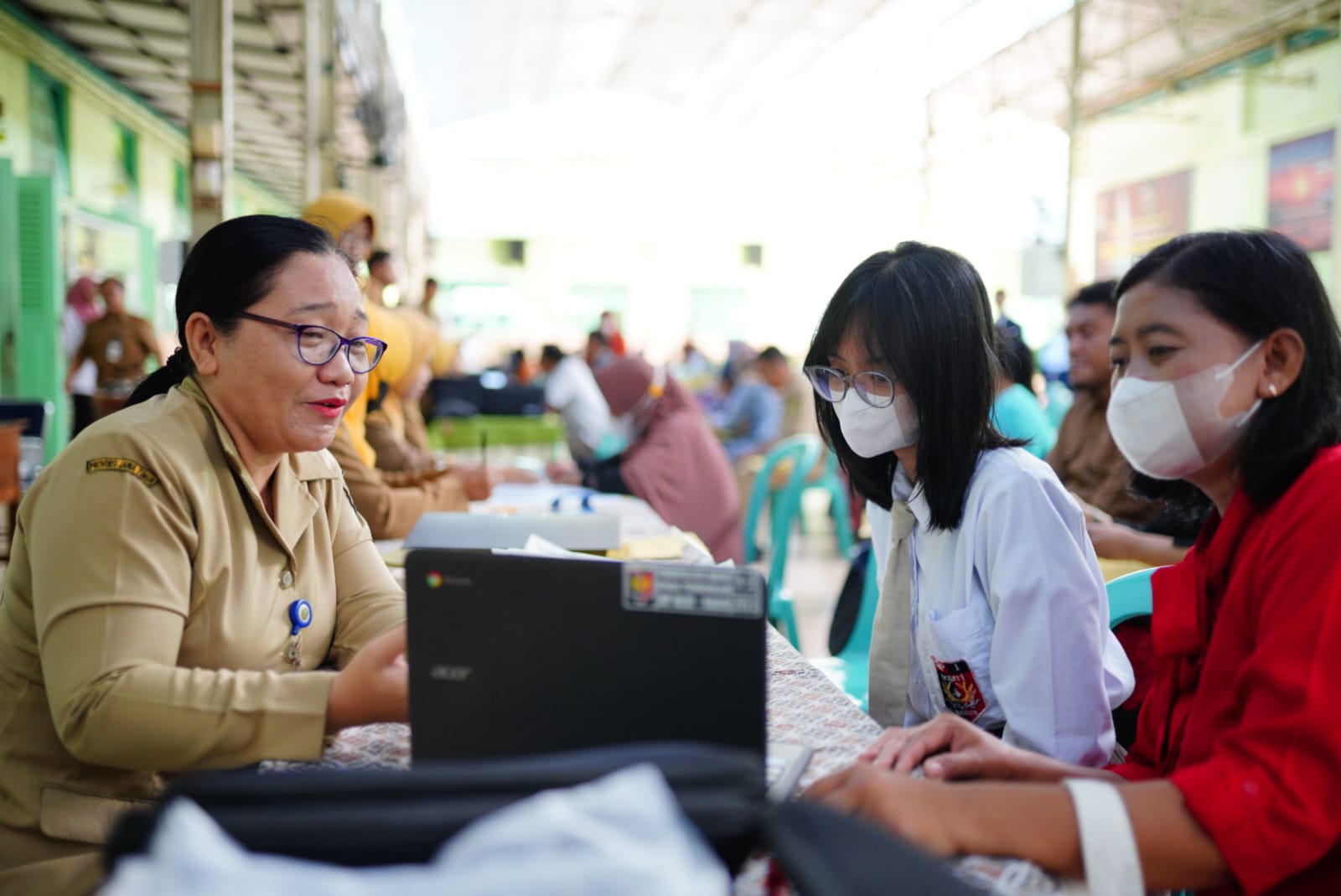 Foto 4 dari 6: 5.508 Unit Laptop Mulai Didistribusikan Untuk Siswa SMP