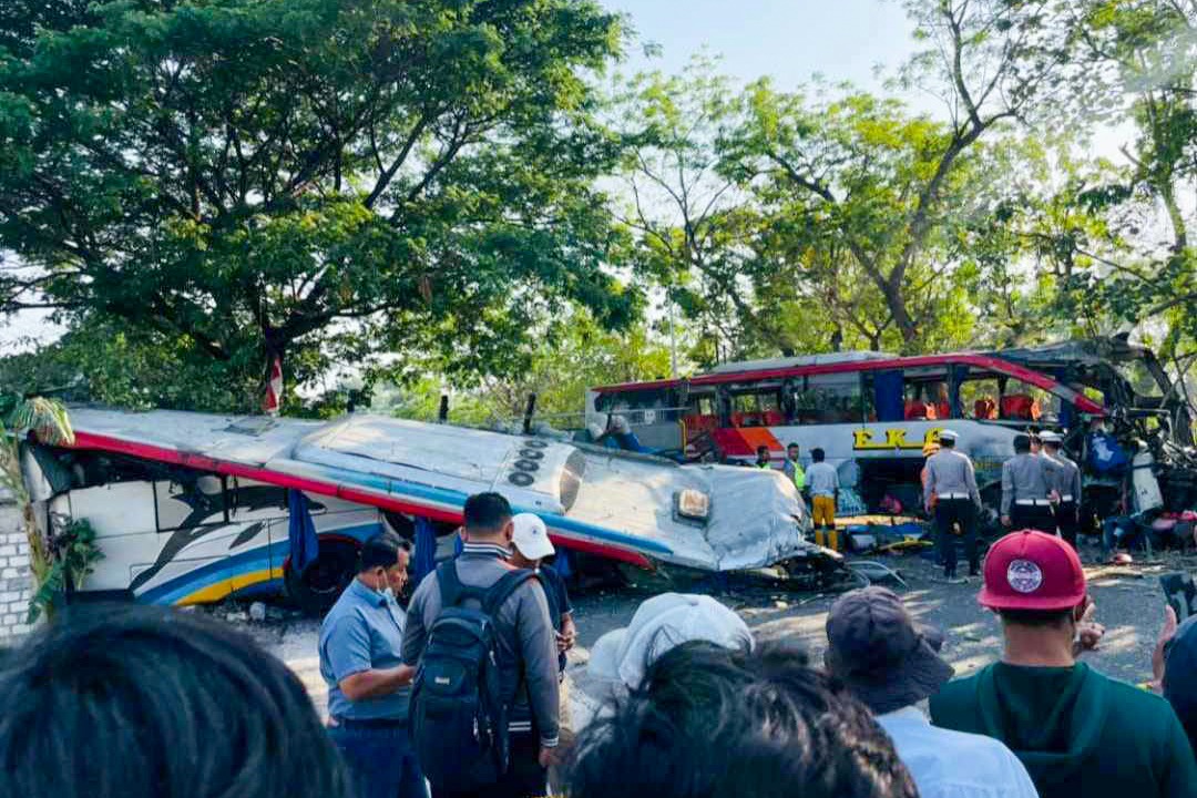 Foto utama berita: Dua Bus Beradu Moncong di Ngawi, Empat Tewas, 14 Luka-luka