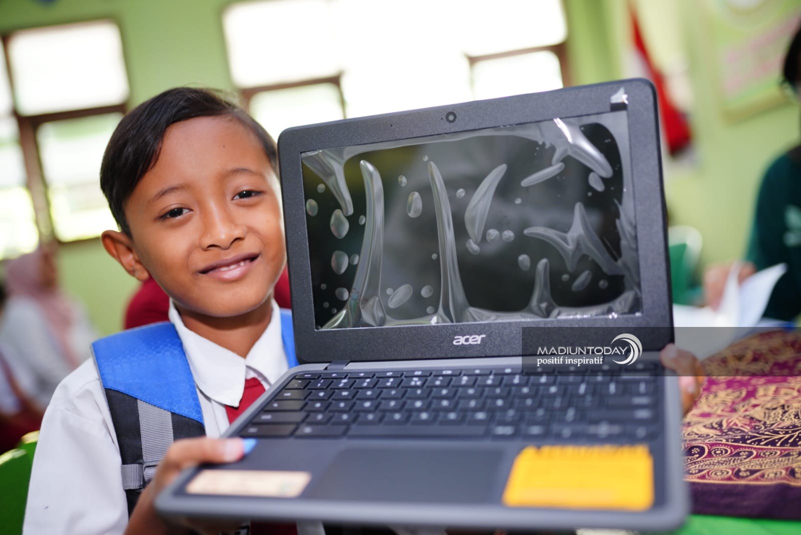 Foto 3 dari 4: Sekolah Mulai Distribusikan Laptop Gratis Untuk Siswa