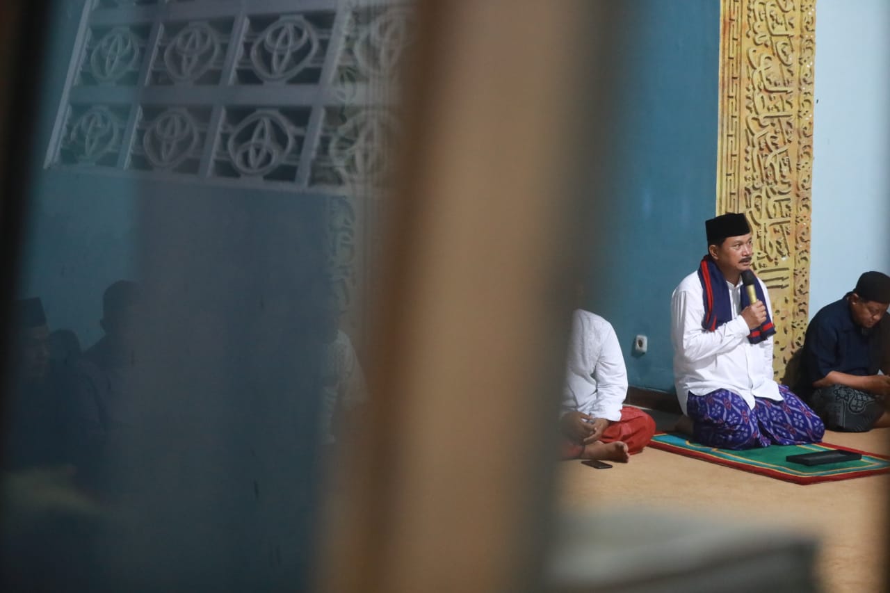 Foto 10 dari 11: Salat Isya di Masjid At Thoilah, Wali Kota Salurkan Bantuan Masjid Hingga Rp 40 Juta