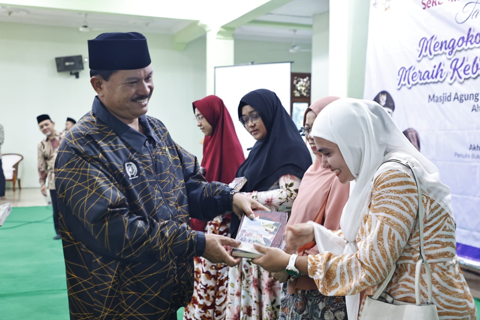 Foto 6 dari 8: Hadiri Tarhib Ramadhan Di Masjid Baitul Hakim, Wali Kota : Kokohkan Keluarga Untuk Meraih Berkah Di Bulan Suci