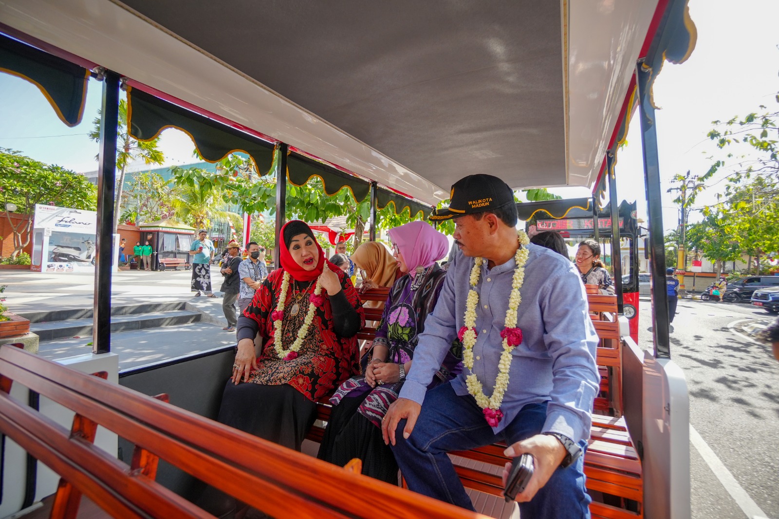 Foto 7 dari 8: Keliling Lapak UMKM di PRC, Dewi Motik: Luar Biasa
