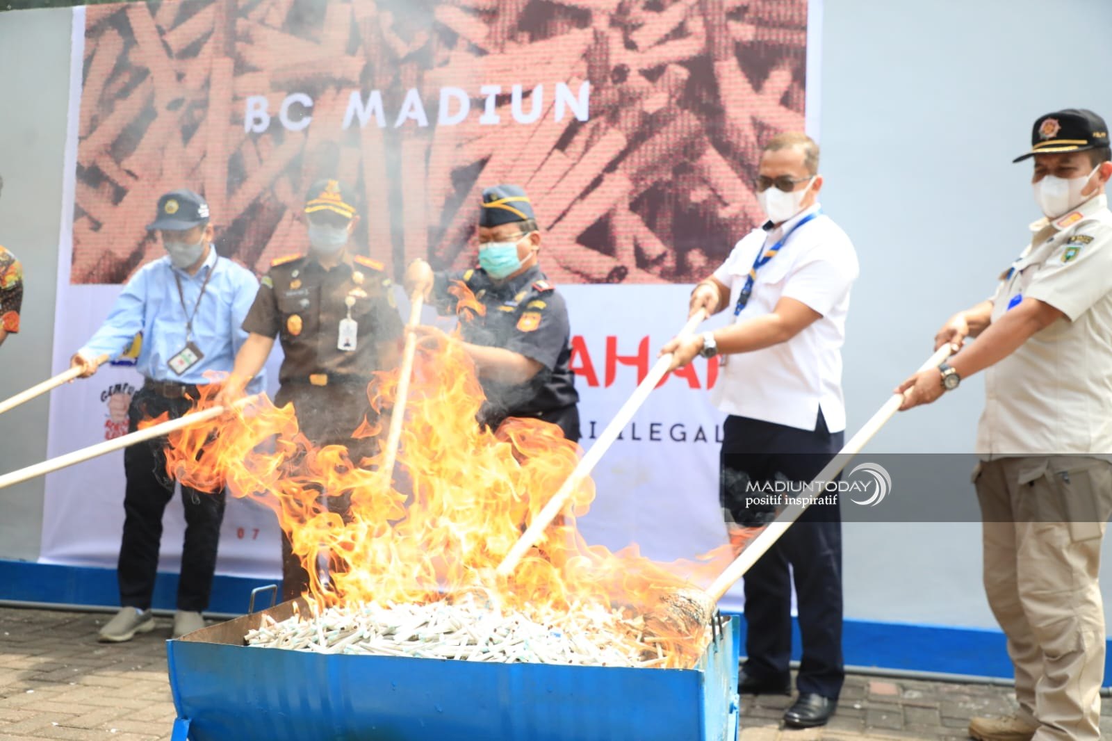 Berhasil Gagalkan Pengiriman Lewat Ekspedisi, Bea Cukai Madiun Gelar Pemusnahan Barang Bukti