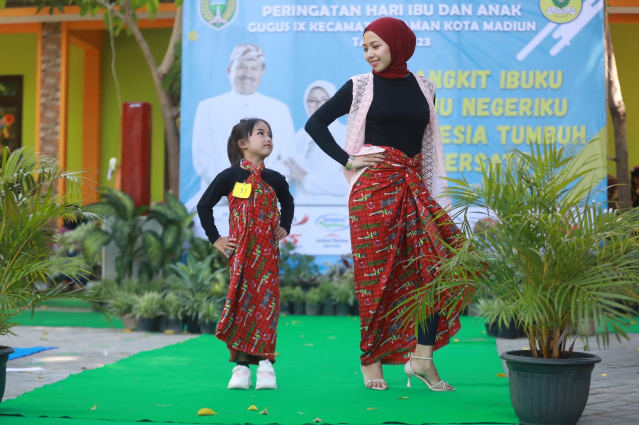 Seru! Belasan Siswa TK Pembina Ikuti Fashion Show Bersama Ibunya