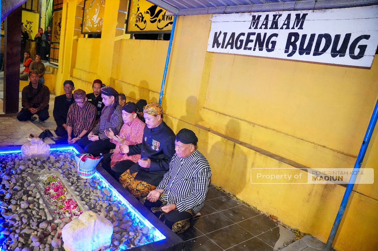 Foto 2 dari 8: Ada Tilik Kampung, Ziarah Leluhur, hingga Wungon, Wali Kota Apresiasi Giat Bersih Desa Kelurahan Nambangan Lor