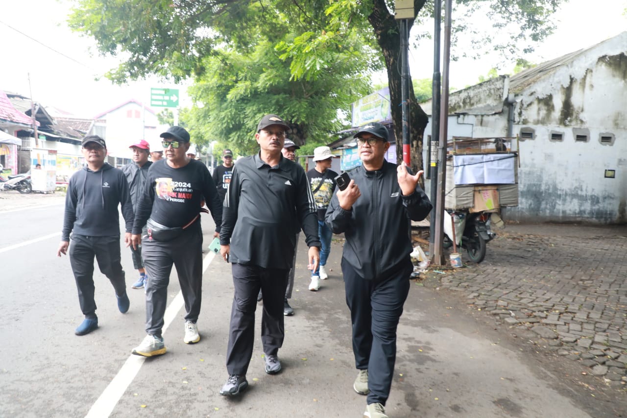Foto 10 dari 12: Tak Hanya Tinjau Saluran, Wali Kota Juga Borong Makanan untuk Dibagikan