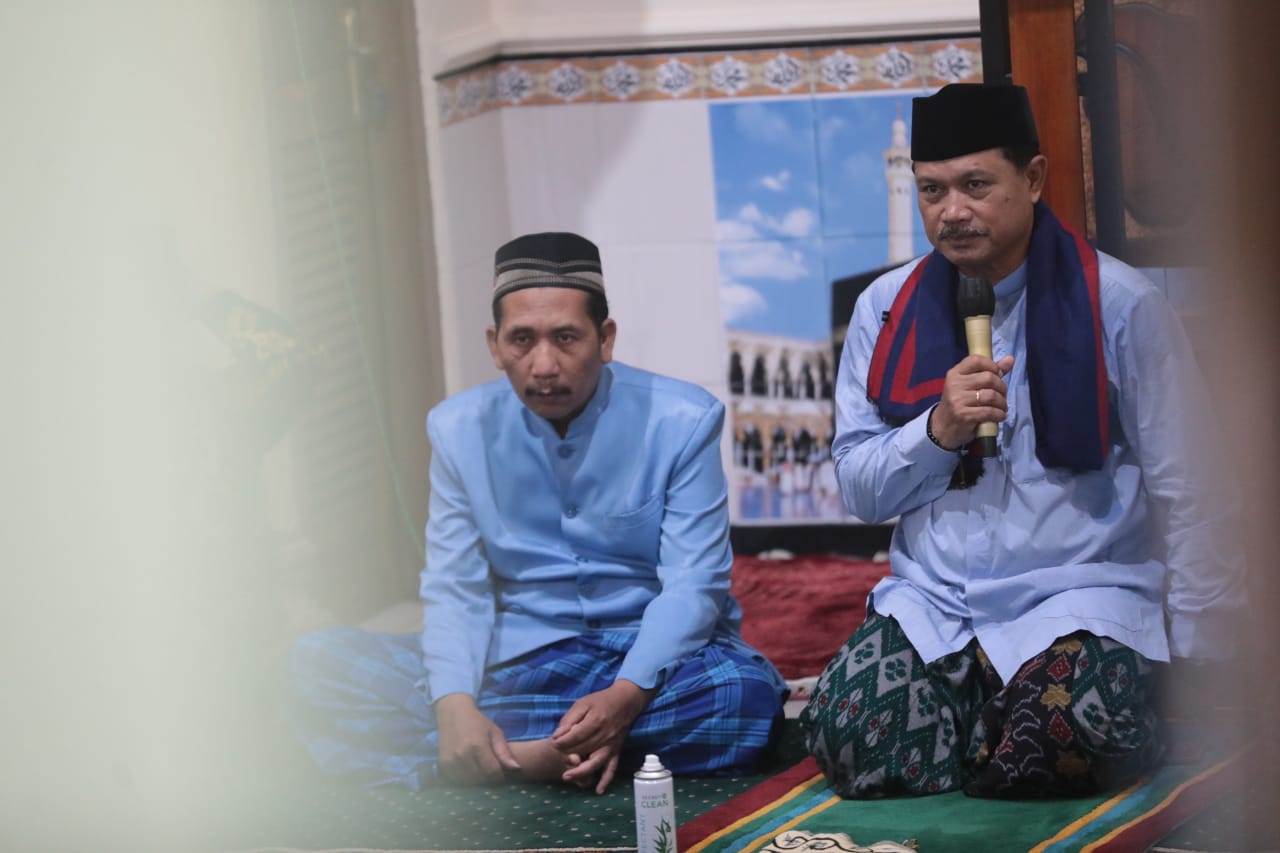 Foto 3 dari 10: Hadiri Shalat Isya Berjamaah Dengan Warga, Wali Kota Tanamkan Cinta Al Qur’an Pada Anak Sejak Dini
