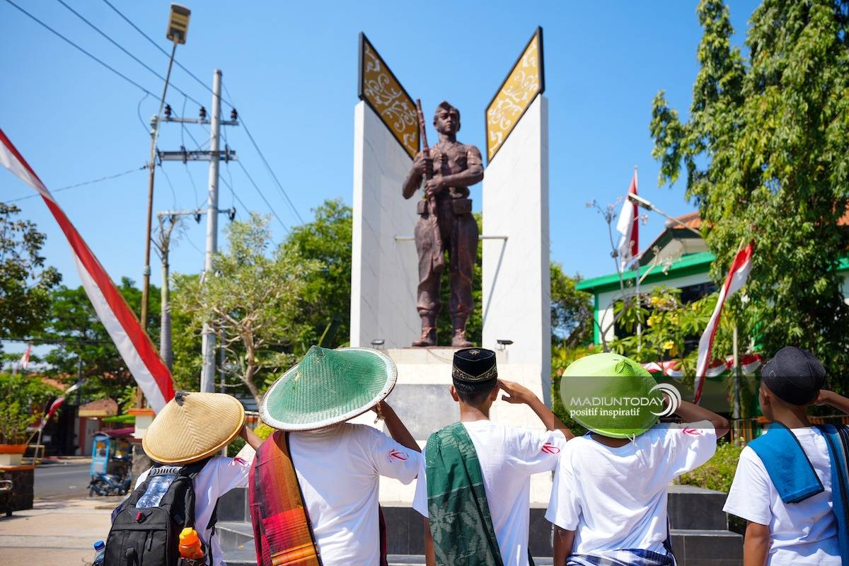 Peringati HUT Sekolah, Siswa SMPN 2 Kota Madiun Napak Tilas Ke Tugu Pahlawan