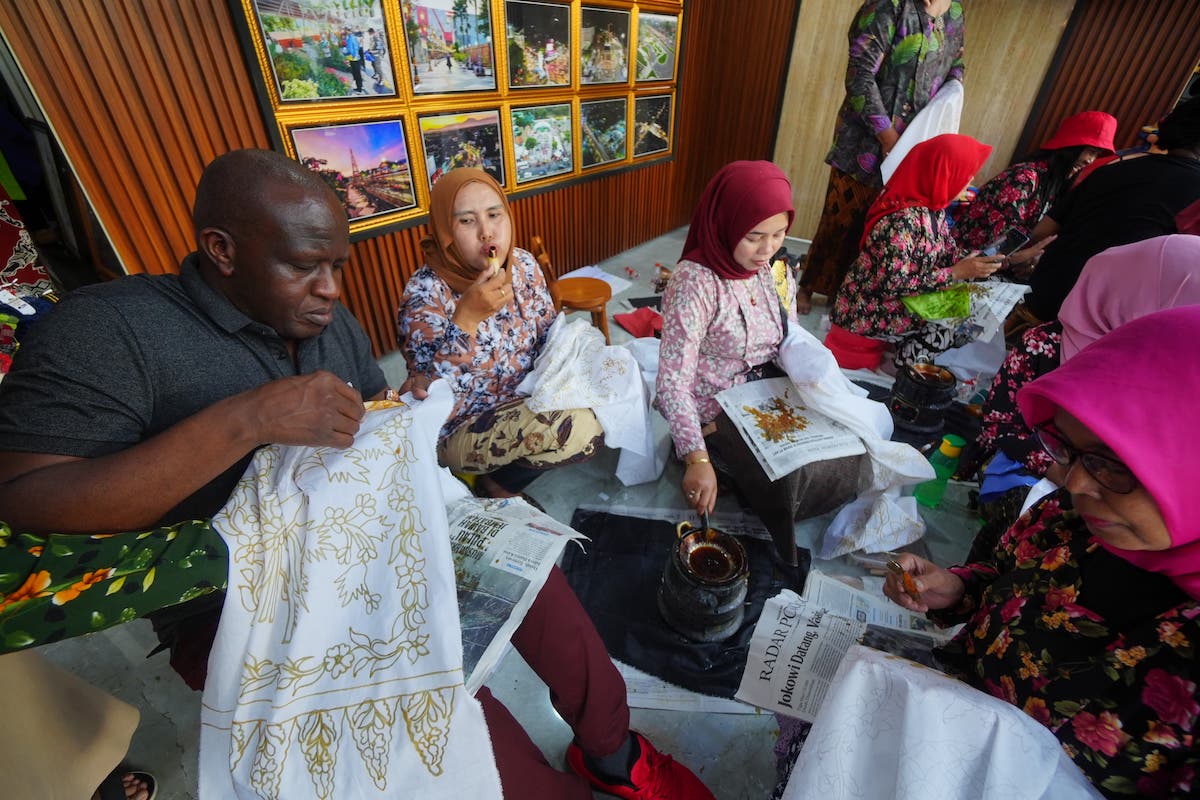 Foto 5 dari 9: Delegasi Kenya Borong Produk UMKM Kota Pendekar di Galeri Dekranasda