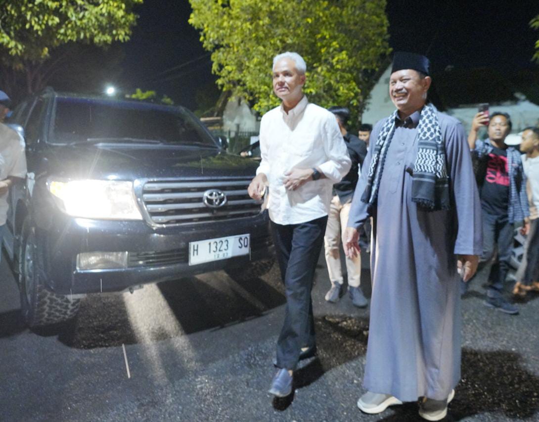 Foto 6 dari 7: Cangkruk di Warung Pak Sus Stasiun, Ganjar Pranowo: Kopi dan Jahenya Jos Tenan