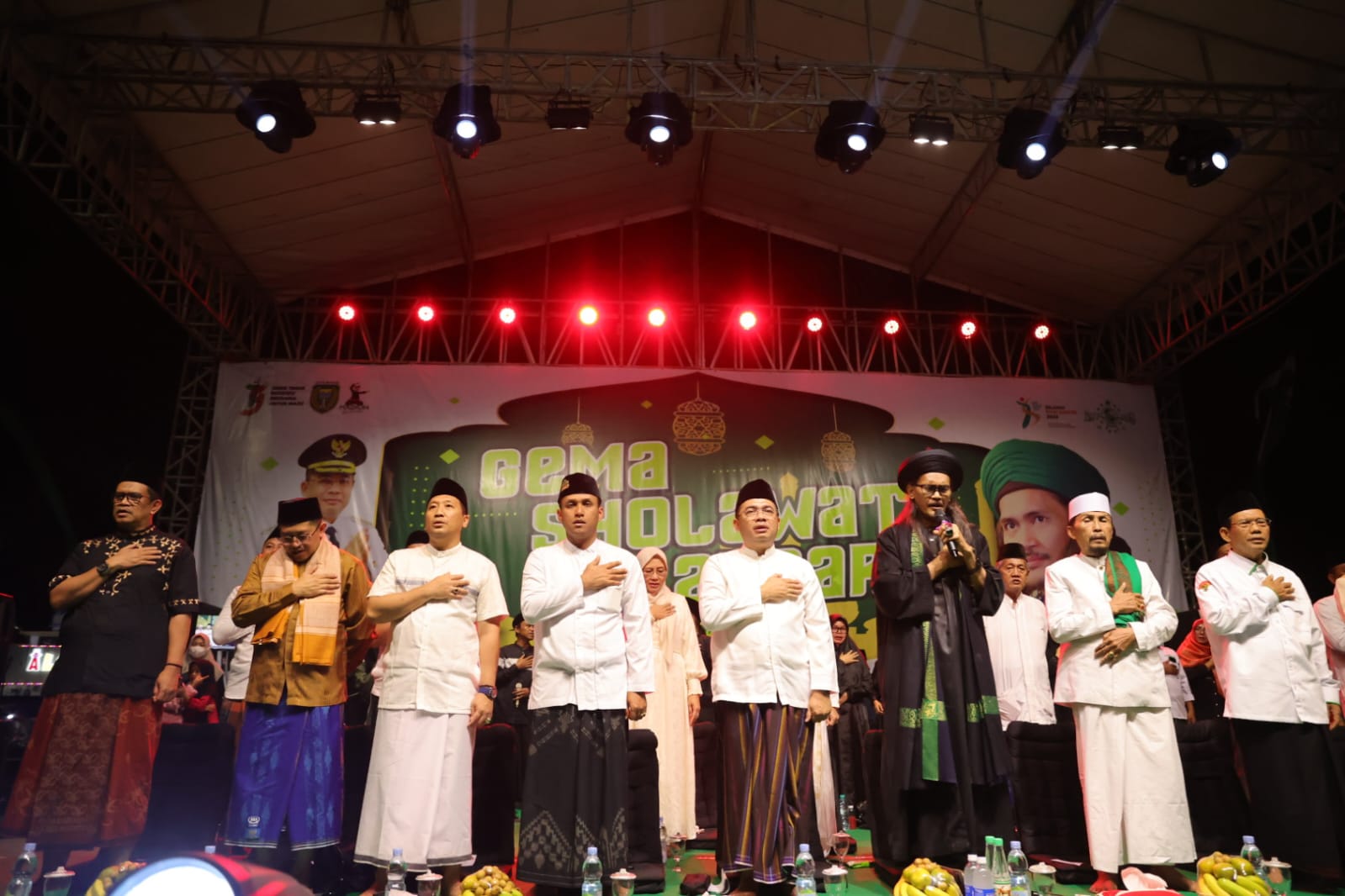 Foto 4 dari 9: Madiun Bersholawat Peringatan Hari Santri, Pj Wali Kota Ajak Masyarakat Teladani Ajaran Ulama dan Kiai