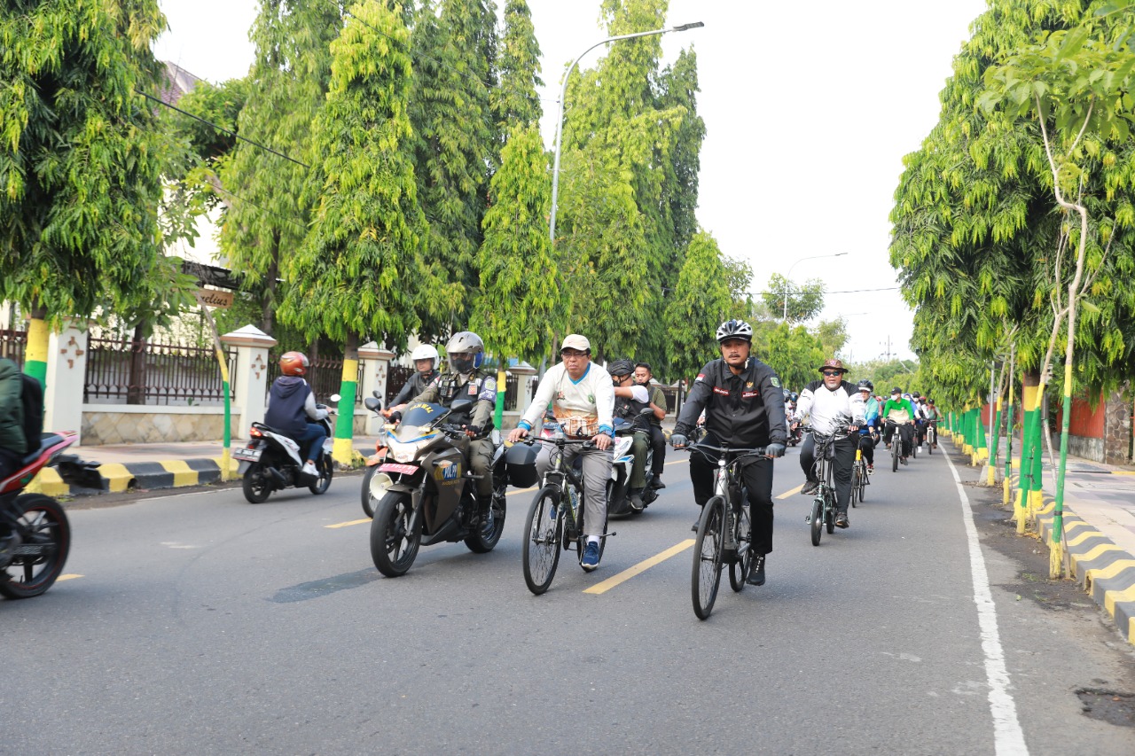 Foto 1 dari 15: Gowes Tiga Kelurahan, Wali Kota Serahkan Penghargaan Lomba Idol Hingga Cek Pembangunan Kota