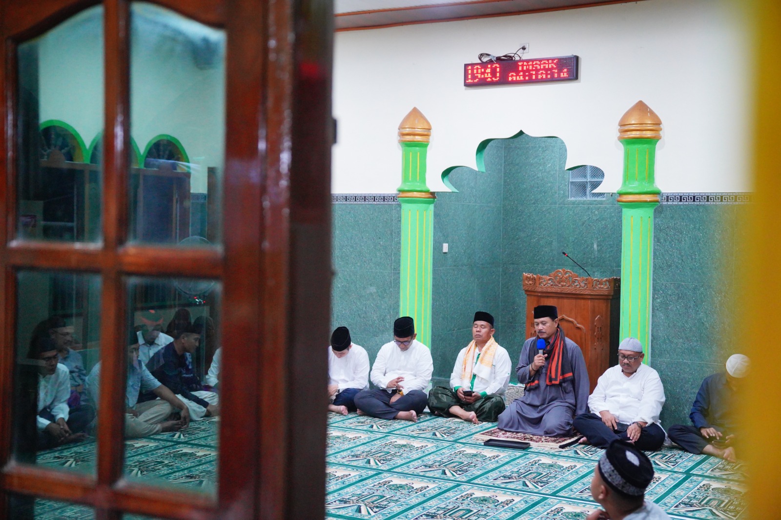 Foto 7 dari 10: Salat Isya dan Tarawih Safari Ramadan di Masjid Al Ifaqoh, Wali Kota Ajak Warga Tingkatkan Ibadah