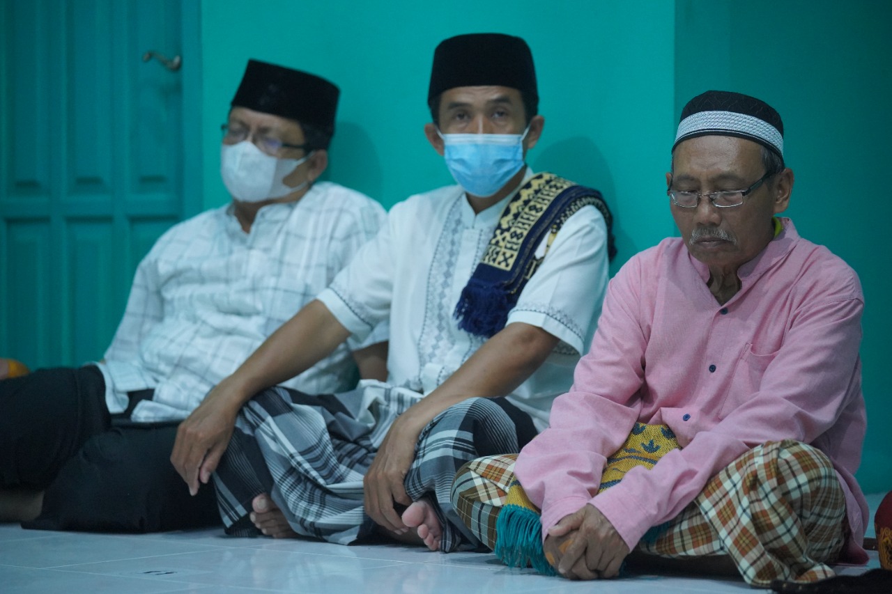 Foto 6 dari 9: Salat Isya di Musala Al Muhajirin 1, Jamaah Doakan Wali Kota di Akhir Acara