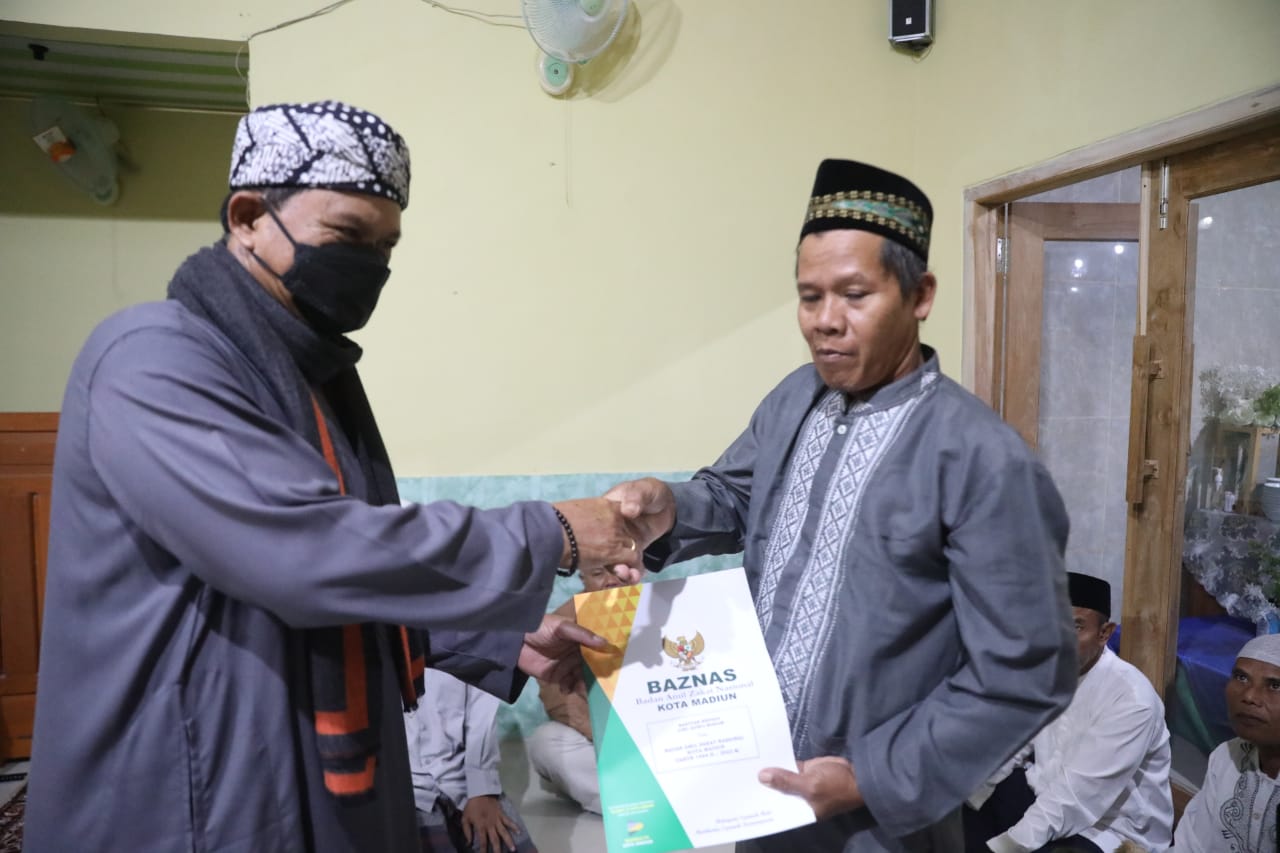 Foto 10 dari 11: Tarawih di Masjid Al-Fitri, Wali Kota Ajak Jamaah Perbanyak Ibadah di Bulan Suci