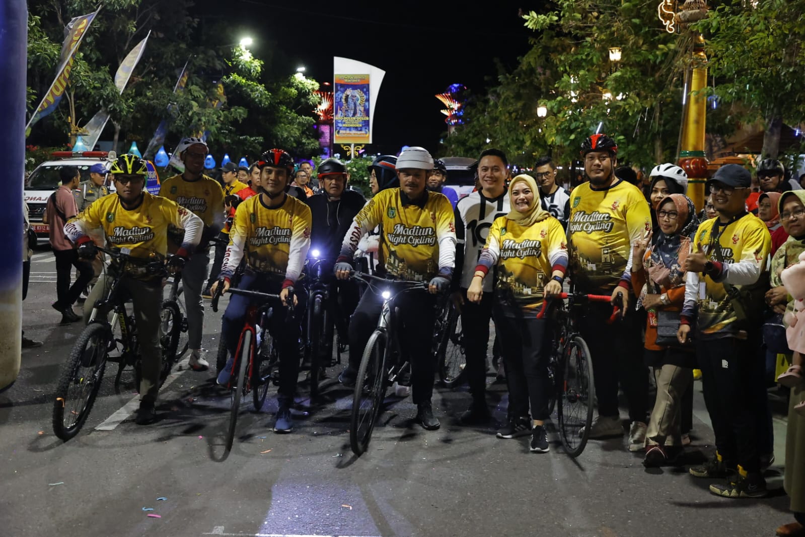 Foto 3 dari 6: Gelaran Madiun Night Cycling Berlangsung Meriah, Diberangkatkan Wali Kota, Diikuti Ribuan Pesepeda