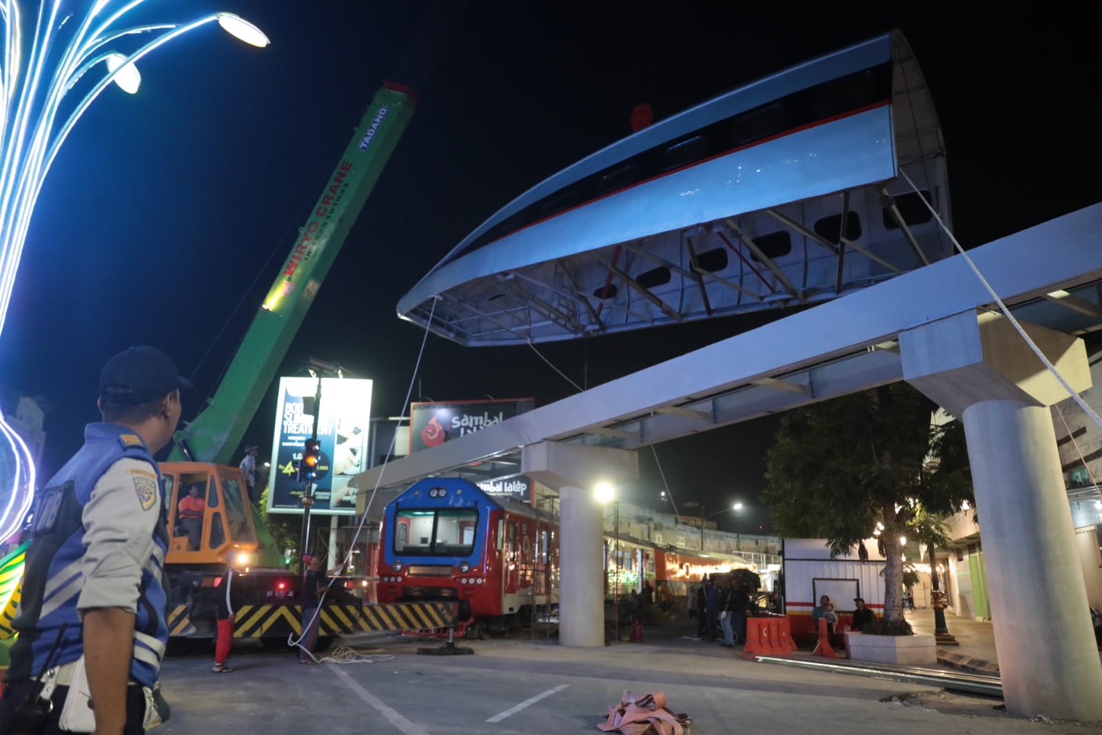 Foto 8 dari 10: Replika Kereta Cepat Bogowonto Mulai Dipasang, Besok Lanjut Pemasangan Lantai dan Interior