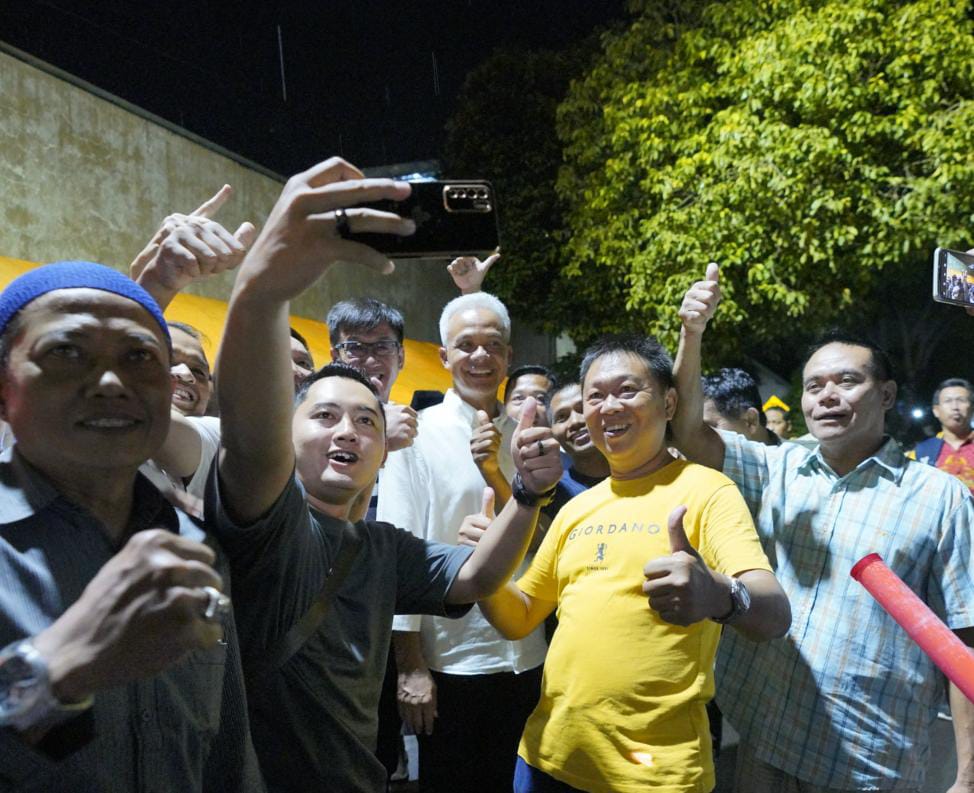 Foto 7 dari 7: Cangkruk di Warung Pak Sus Stasiun, Ganjar Pranowo: Kopi dan Jahenya Jos Tenan