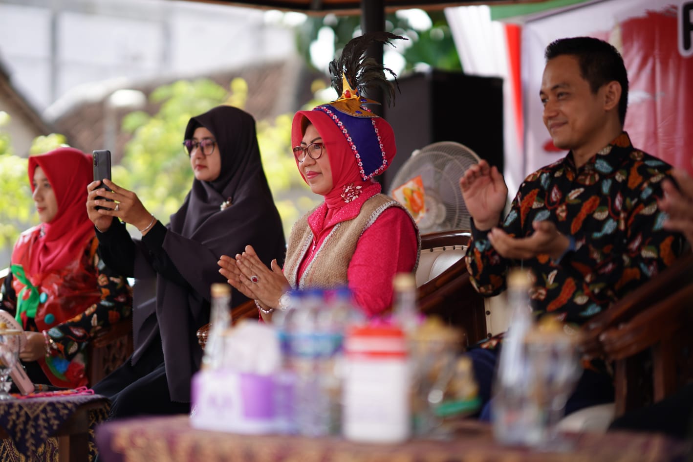 Foto 8 dari 9: Kreatif Manfaatkan Limbah, Kelurahan Nambangan Lor Gelar Lomba Kostum Carnival Daur Ulang