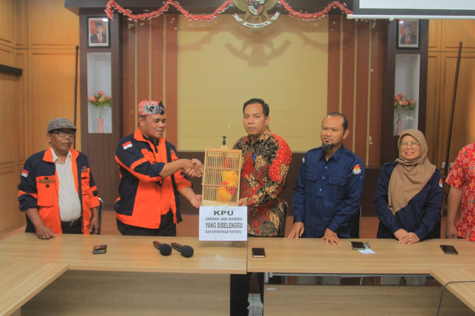 Foto utama berita: Sambangi KPU Dan Bawaslu, LSM WKR Sampaikan Pesan Moral Jaga Amanah Masyarakat