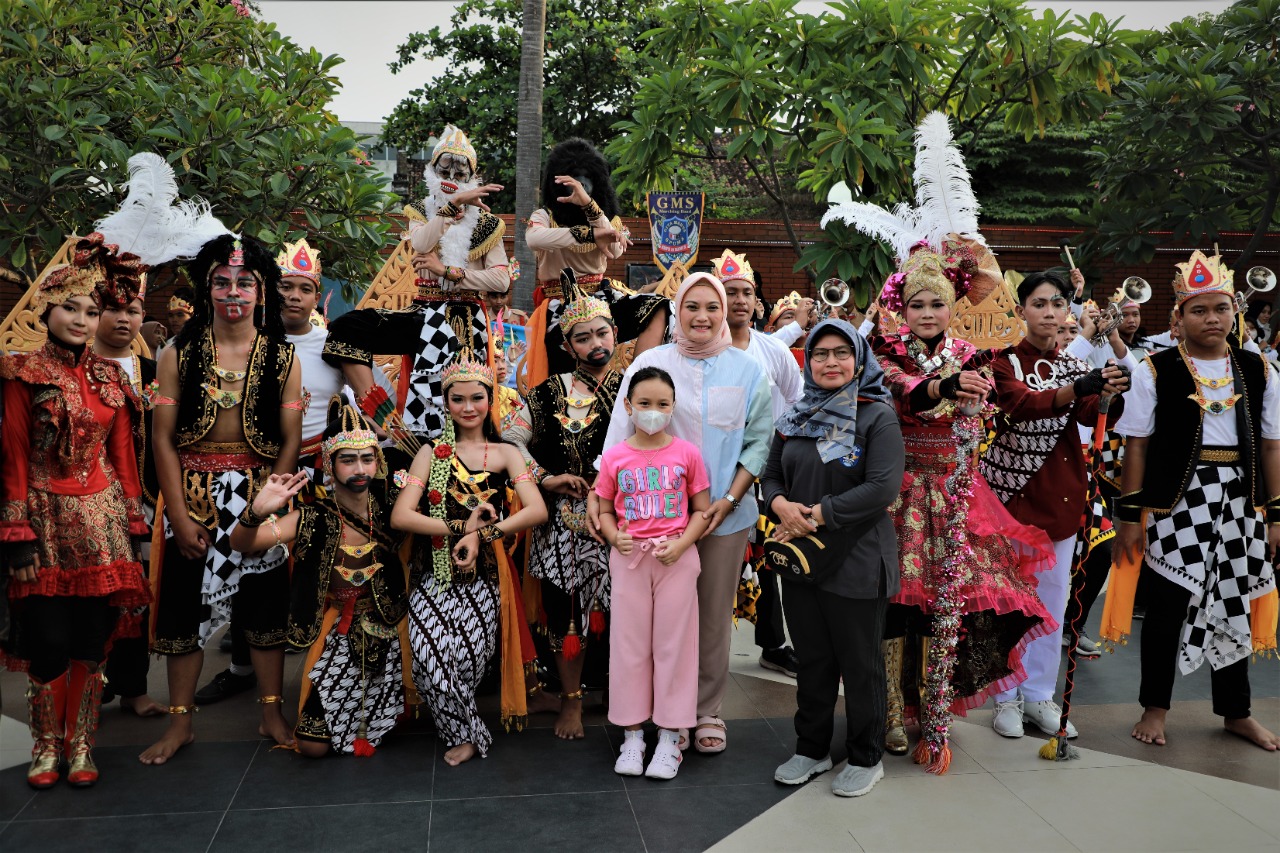 Foto 2 dari 9: Parade Senja SMPN 10 dan PBB Kreasi Kwarcab Pramuka Kota Madiun Banjir Atensi