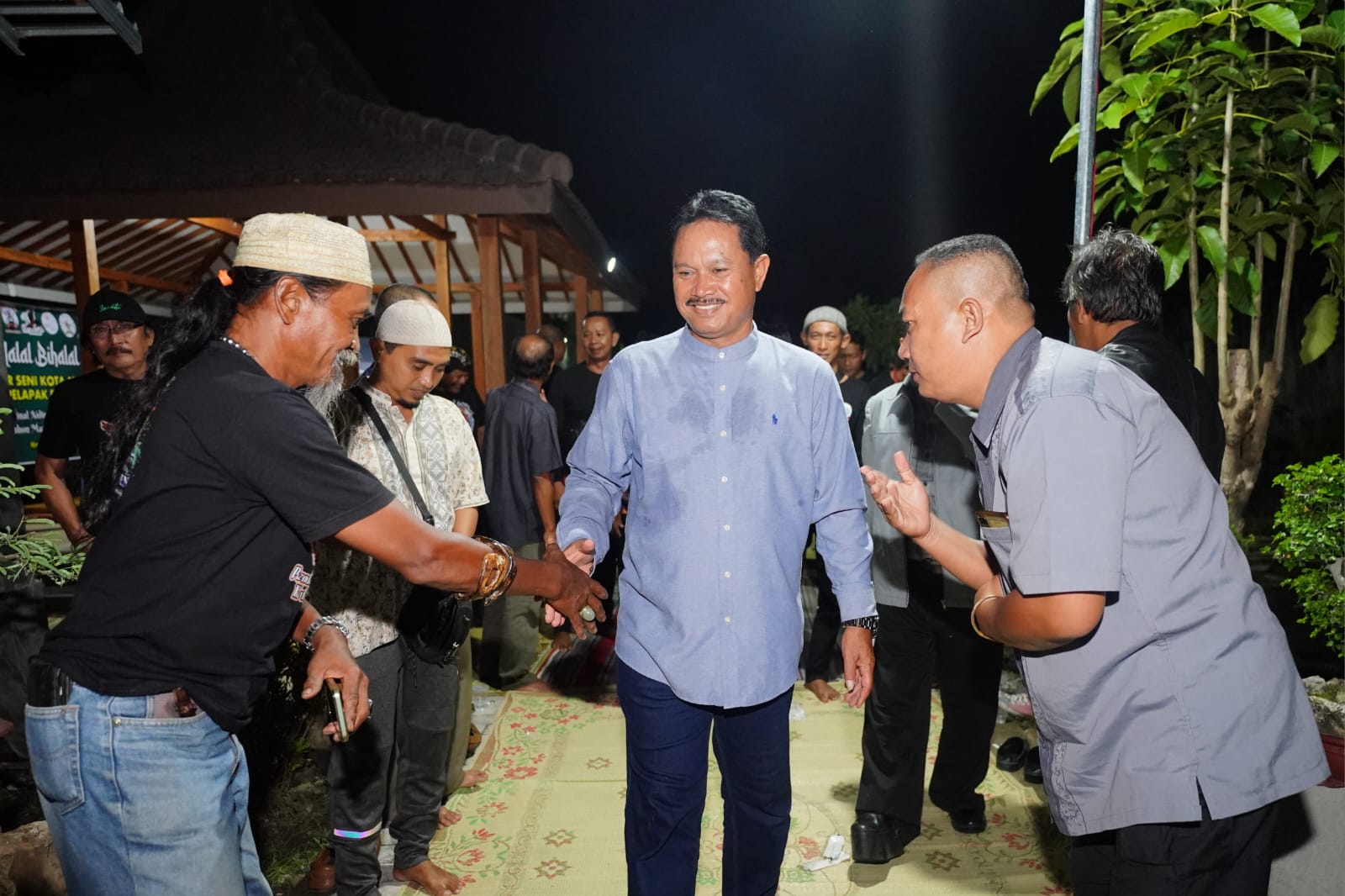Foto 7 dari 10: Hadiri Halal Bihalal Pasar Seni Tawangrejo, Wali Kota Imbau Pedagang Jaga Kerukunan