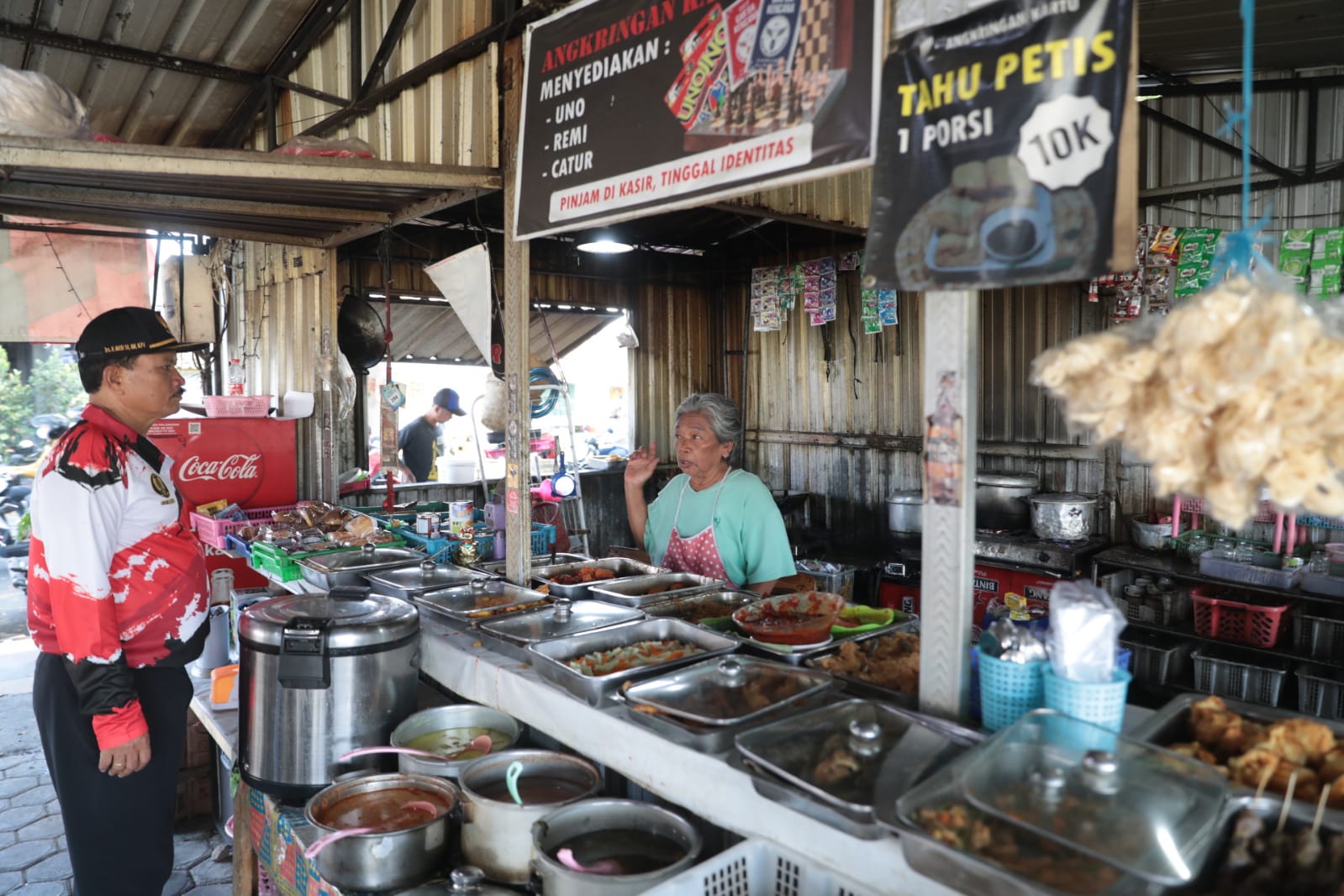 Foto 9 dari 14: Sambang Lapangan Gulun, Wali Kota Borong Dagangan Warga