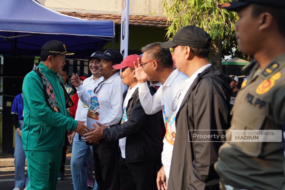Foto 5 dari 9: Wali Kota Berangkatkan Jalan Sehat Warga Nambangan Kidul