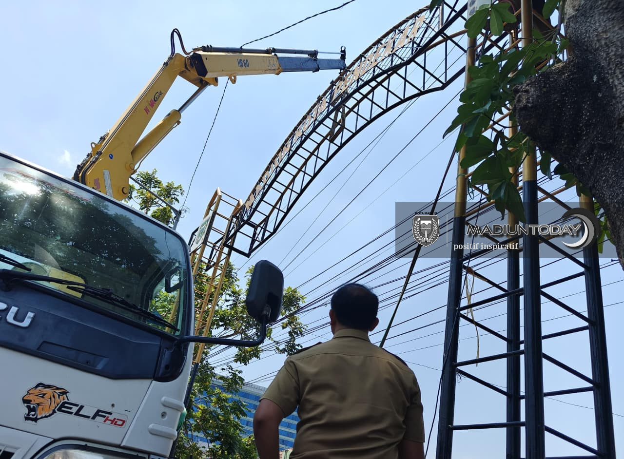 Foto 2 dari 3: Tindak Lanjuti Arahan Plt Wali Kota Terkait Sampah Plastik, Bapenda Mulai Bongkar Media Reklame Konvensional