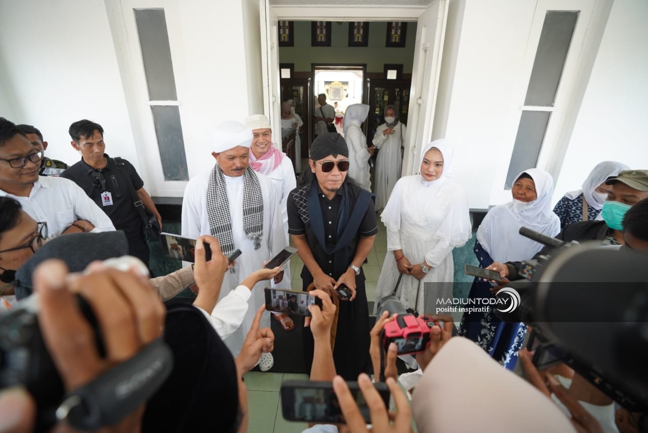 Foto 3 dari 10: Ngaji di Kota Pendekar, Gus Miftah: PRC dan Warung NKRI Jadi Simbol Kerukunan Kota Madiun Untuk Indonesia