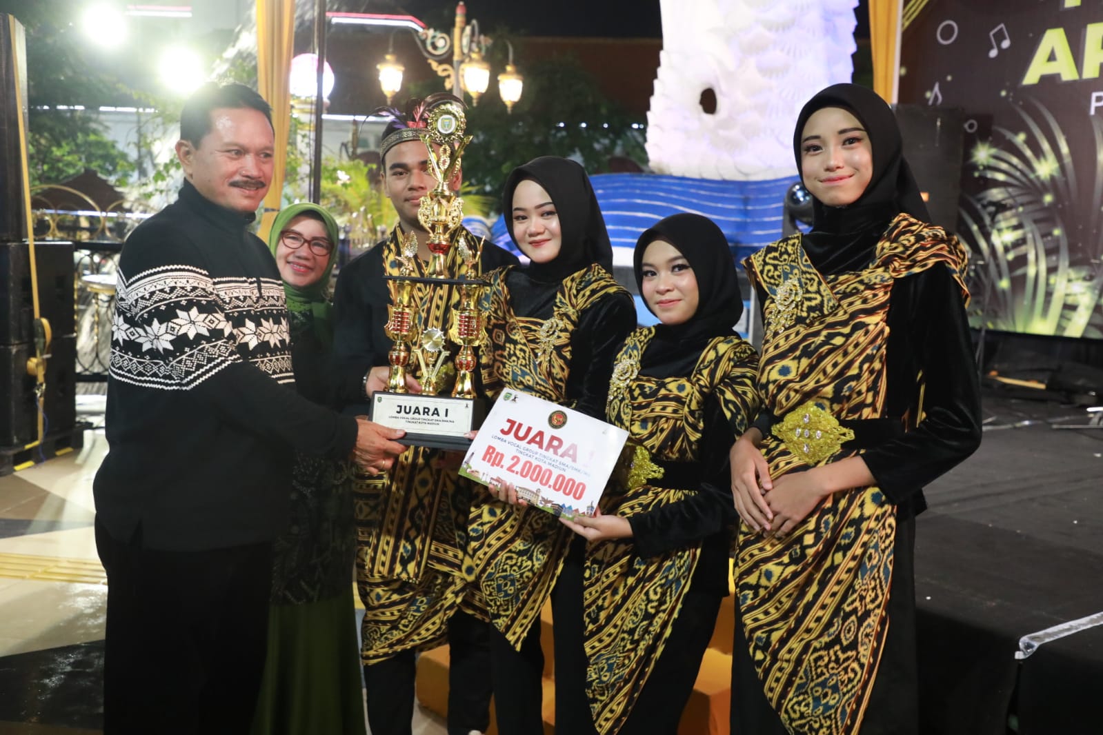 Foto 10 dari 12: Hadiri Pagelaran Seni, Wali Kota Juga Serahkan Hadiah Lomba Vocal Group di PSC