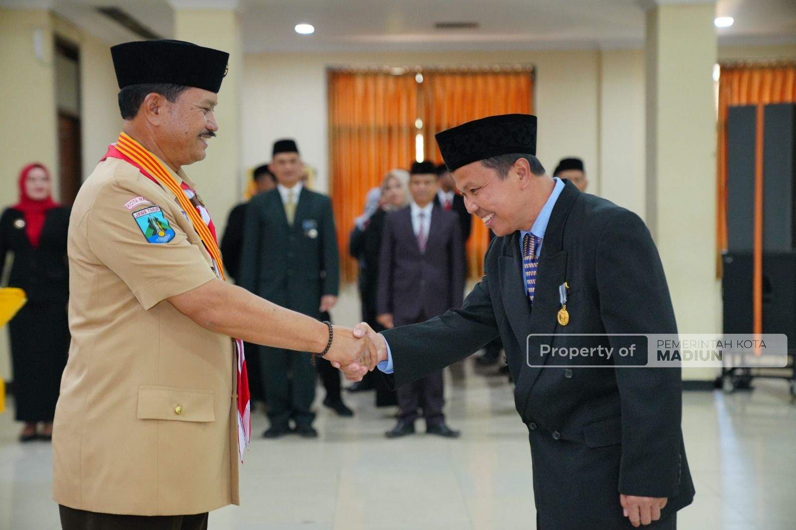 Foto 4 dari 8: 326 ASN Pemkot Madiun Raih Tanda Kehormatan Satyalancana Karya Satya, 78 Di antaranya Sudah Mengabdi 30 Tahun Lamanya
