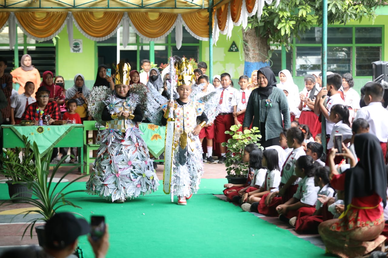Foto 3 dari 9: Bak Peragawati, Belasan Siswa Peragakan Busana Berbahan Dasar Barang Bekas
