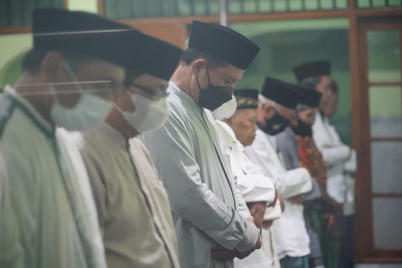Foto 3 dari 9: Salat Isya di Masjid Nur Huda Winongo, Wali Kota Sampaikan Penanganan Stunting