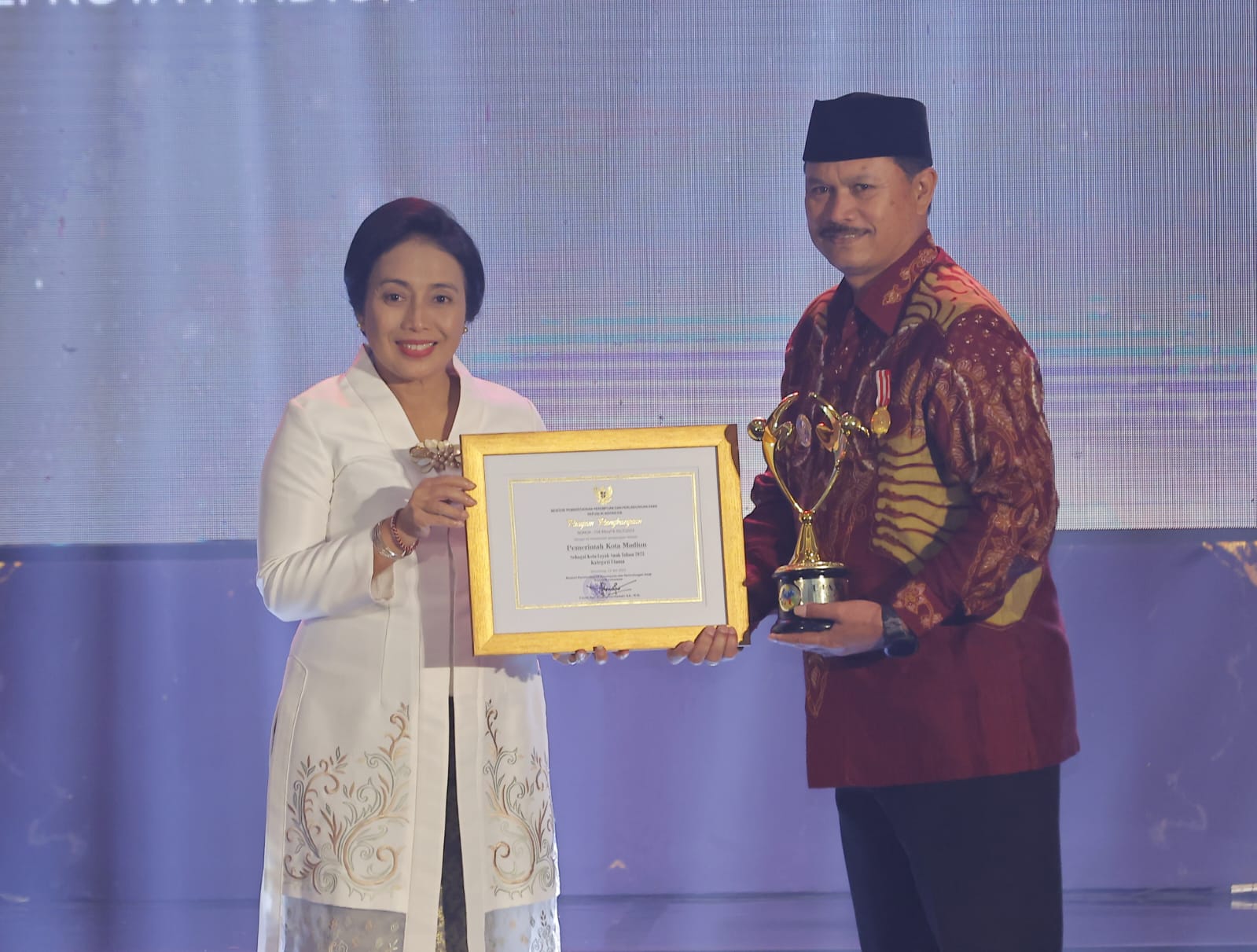 Komitmen Ciptakan Kota Layak Anak, Pemkot Madiun Diganjar Penghargaan KLA Kategori Utama