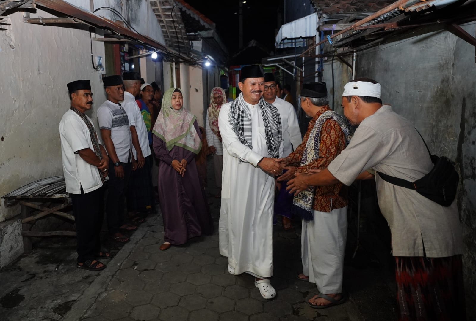 Foto utama berita: Salat Isya di Musala Baiturahim, Wali Kota Salurkan Bantuan Pembangunan Rp 50 Juta